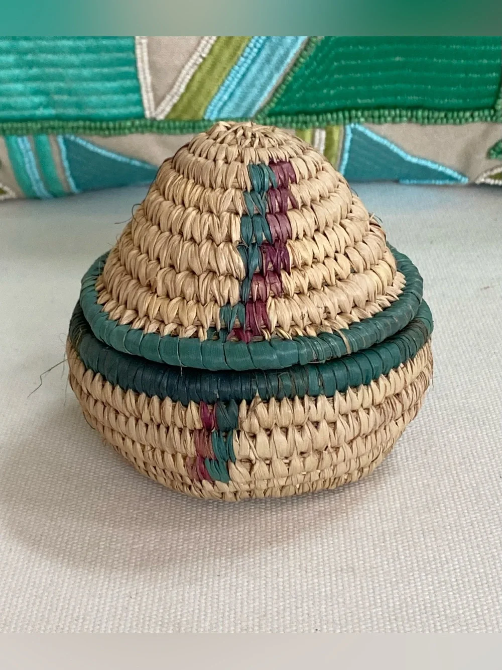 VTG Coiled Loose Weave Sea Grass Lidded Basket w Blue Teal Purple Design 4”